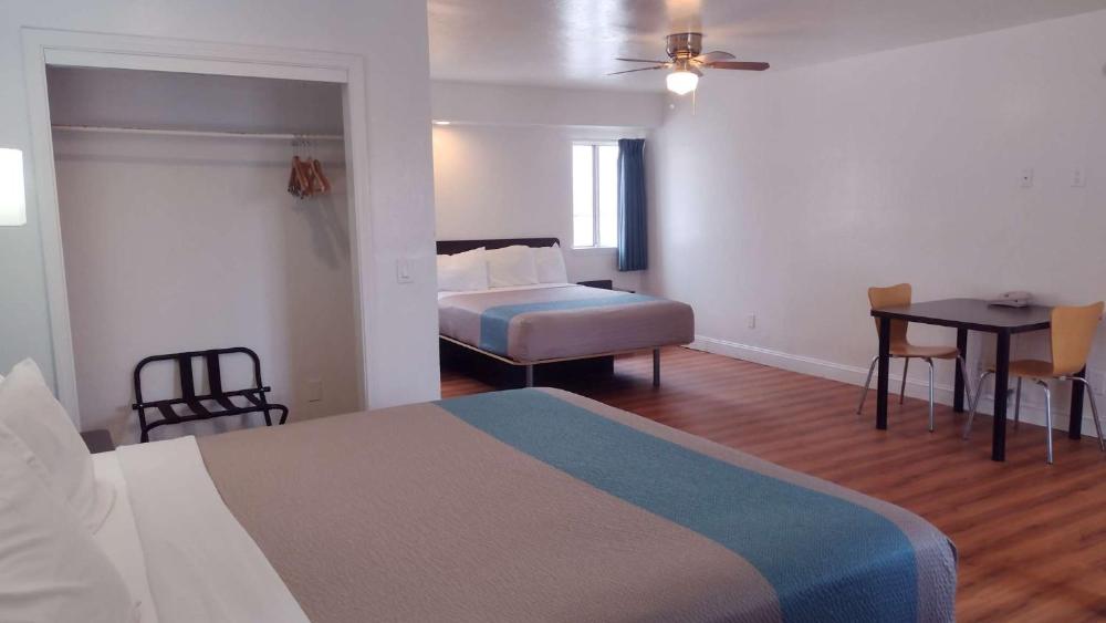 Queen Room with Two Queen Beds - Non-Smoking interior
