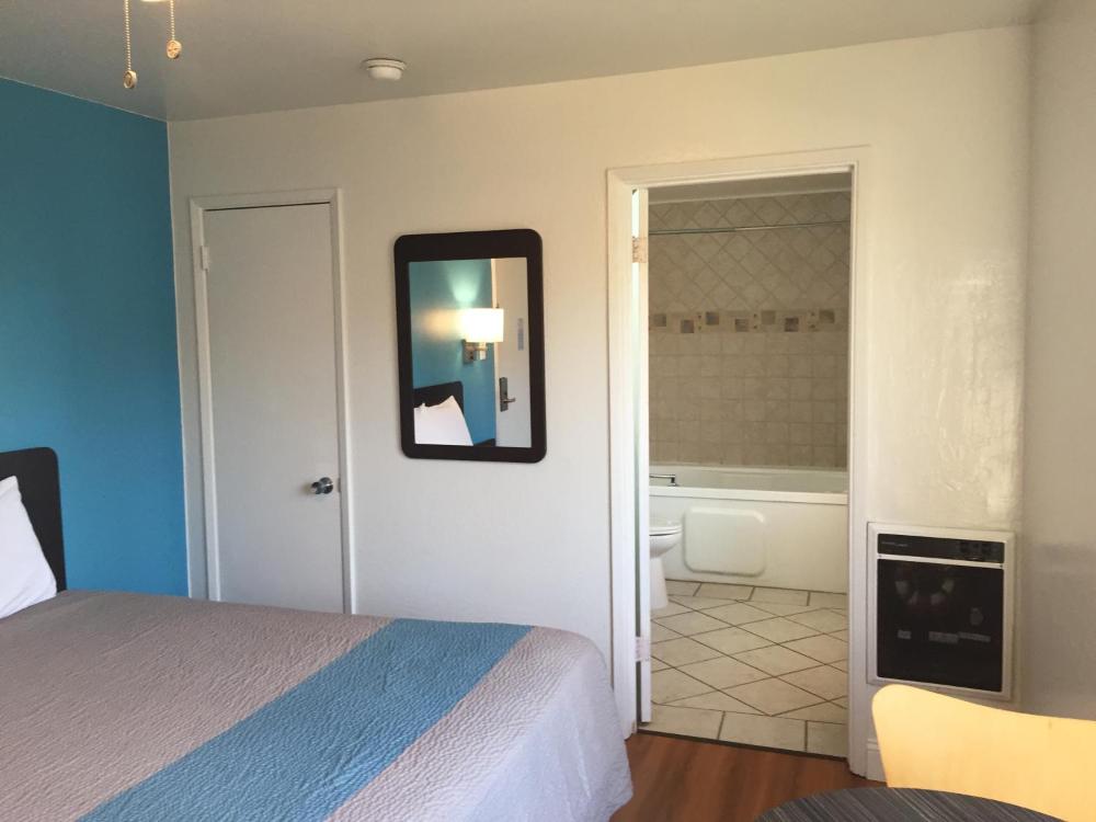 Queen Room with Spa Bath - Non-Smoking interior